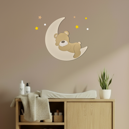 Wanddecoratie voor de babykamer, slapend schattig beertje op beige maan, met sterren.