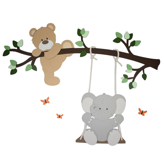 Decoratie babykamer tak met groene bladeren en beige klauterende beer. Aan de tak hangt een schommel met olifantje erop