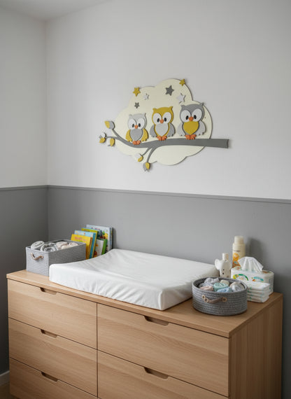 Houten muurdecoratie babykamer met tak, gekleurde bladeren en uiltjes