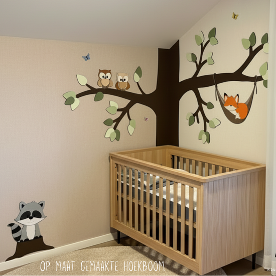 Inspiratie aankleding babykamer met bosthema. Grote bruine boom met groene bladeren. Met  daarin uiltjes en een vosje slapend in een hangmat.