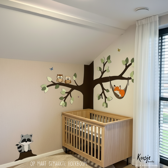 Inspiratie aankleding babykamer, boom met uiltjes en vosje.