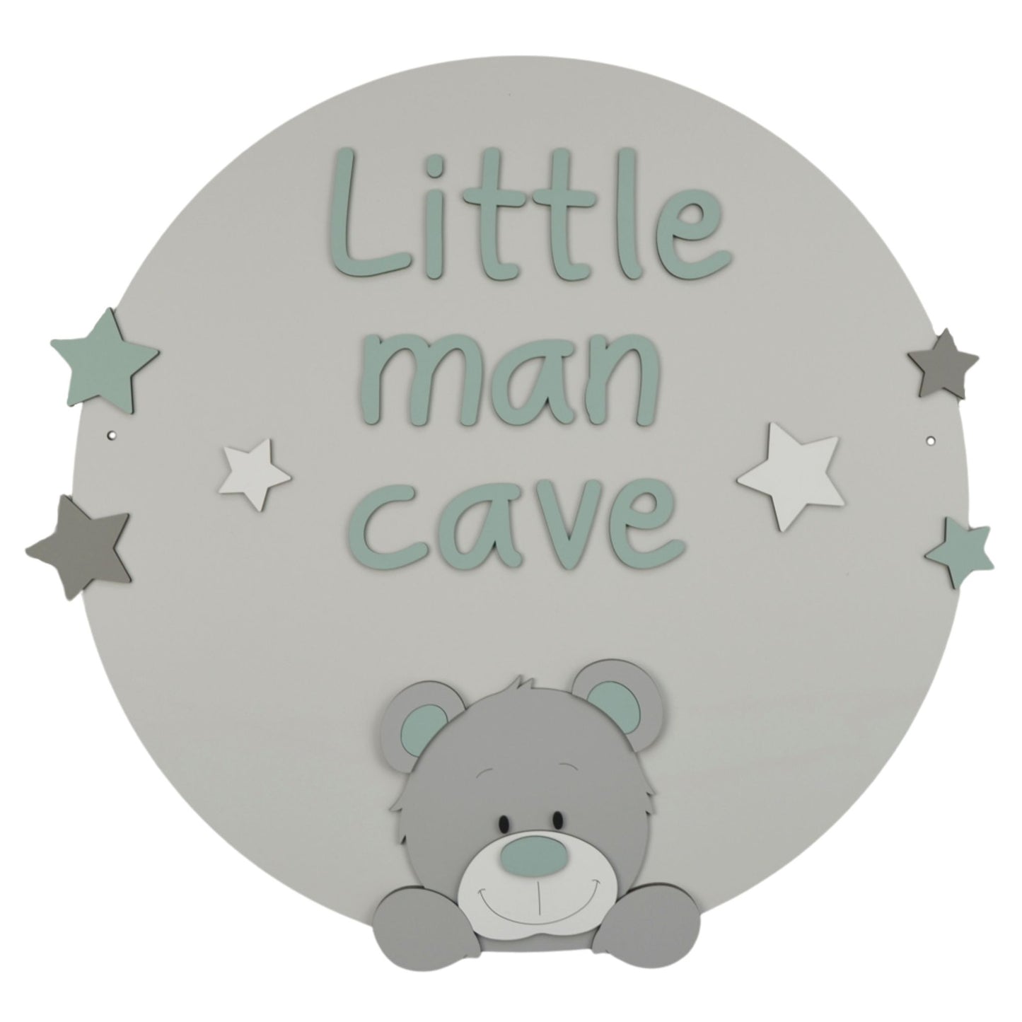 decoratie babykamer houten cirkel in groene kleur met de tekst little men cave en een grijze beer die over de rand kijkt