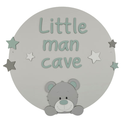 decoratie babykamer houten cirkel in groene kleur met de tekst little men cave en een grijze beer die over de rand kijkt