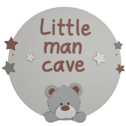Muurdecoratie babykamer houten cirkel in grijze kleur met in roest kleur de tekst little men cave en een grijze beer die over de rand kijkt