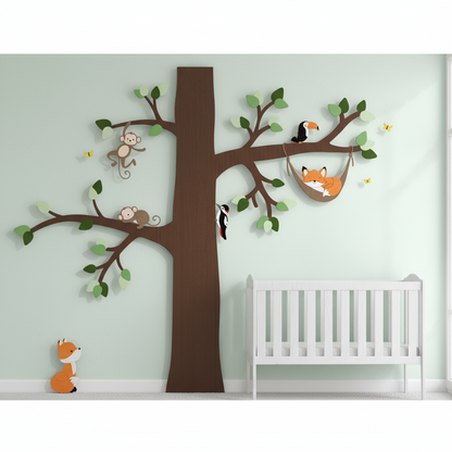 Inspiratie voor de babykamer:  grote boom in hoek met slapend vosje in hangmat.