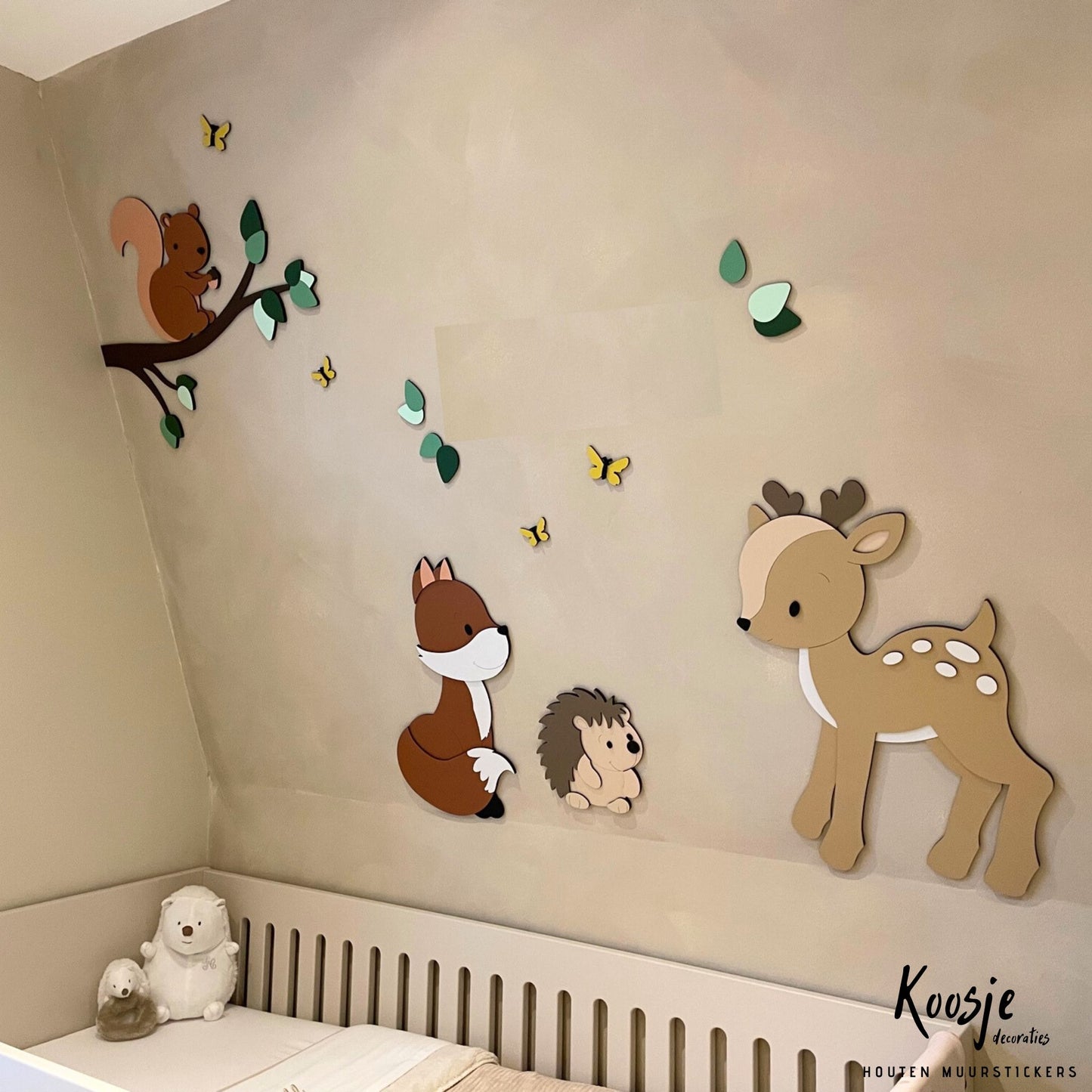 muursticker babykamer met bosdieren – hertje, vos en egeltje in natuurlijke kleuren