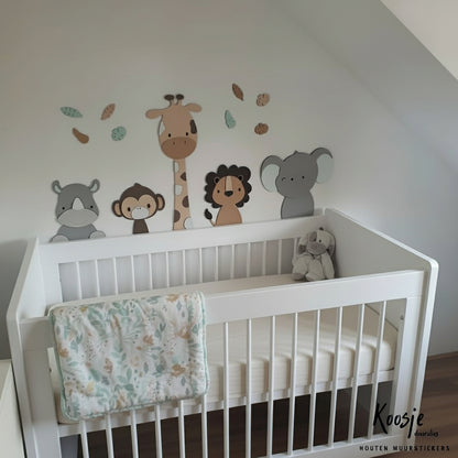 muurstickers met safaridieren voor de babykamer – giraf, leeuw en olifant als natuurlijke wanddecoratie in beige tinten.