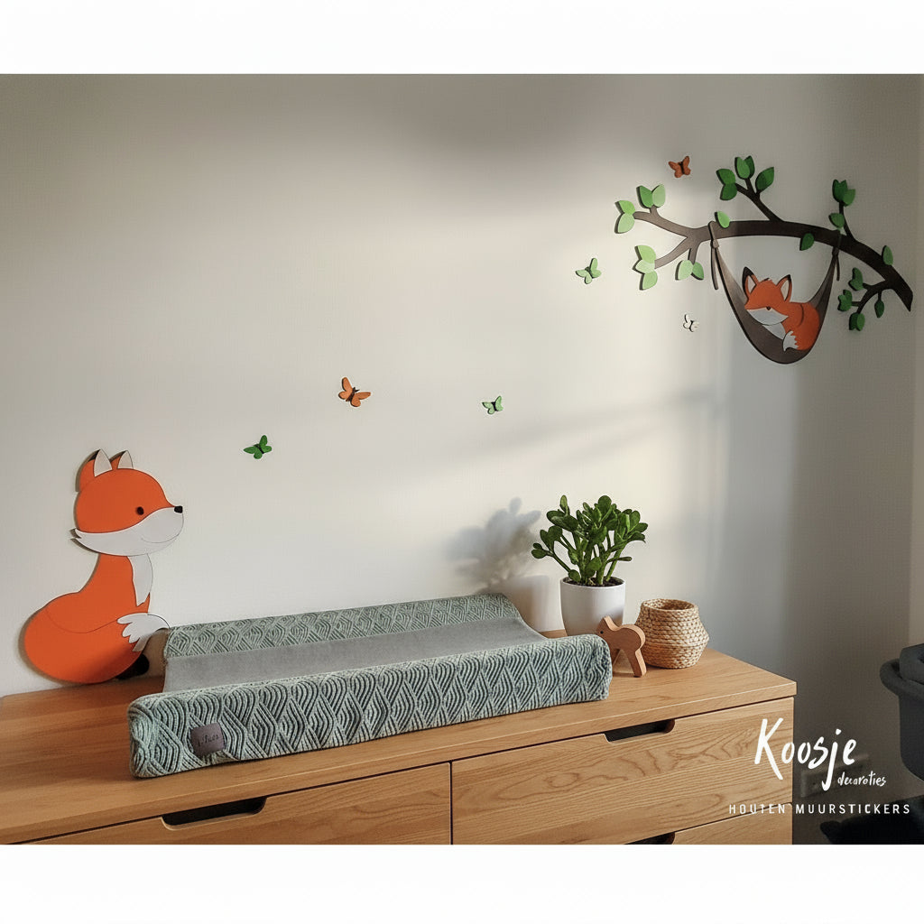 muurstickers babykamer – tak met groene bladeren en slapend vosje in hangmat