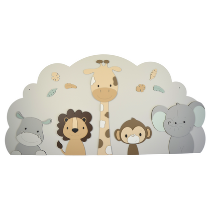 muurdecoratie met jungledieren – giraf, leeuw en olifant in beige tinten, perfect voor een rustige babykamerstijl.