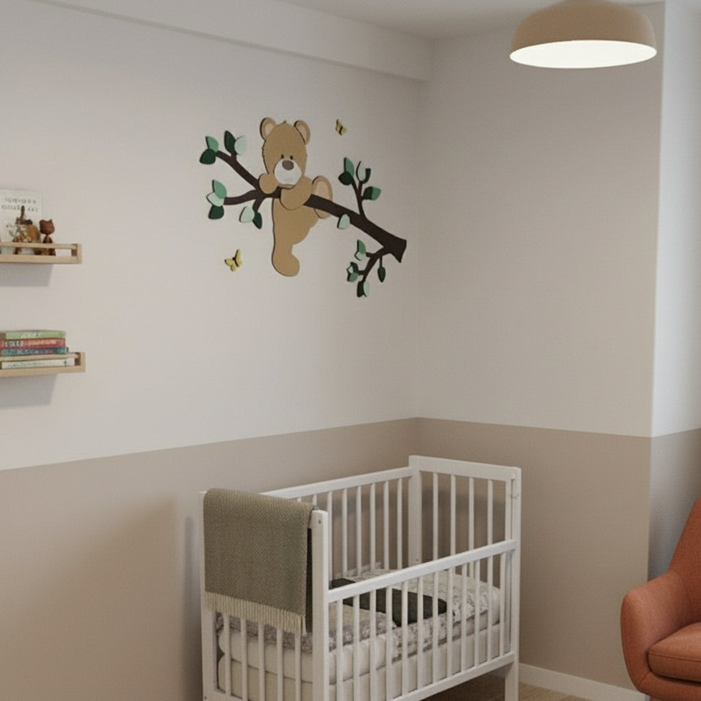 decoratie babykamer met tak, groene bladeren en klauterend beige beertje boven groene lambrisering