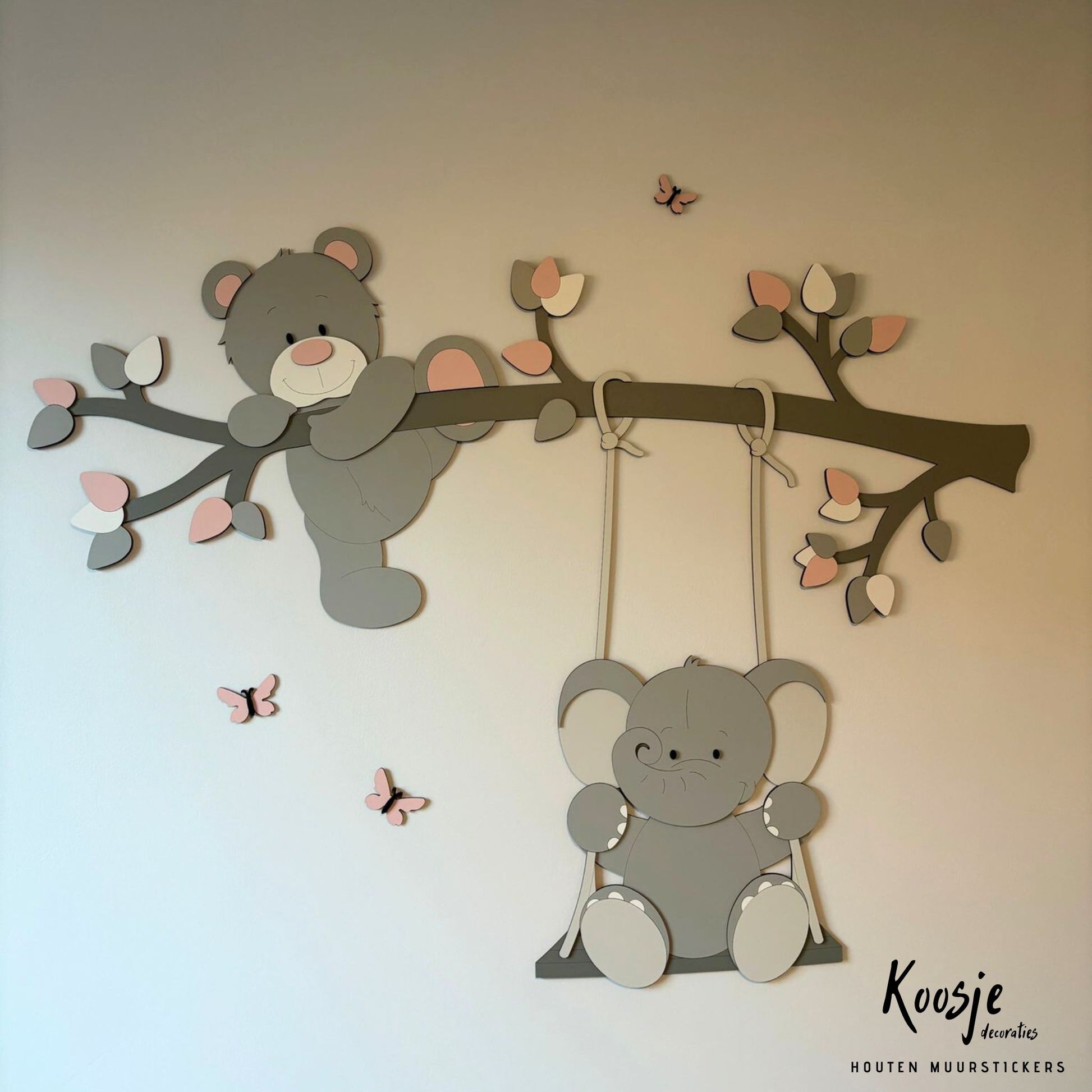 muurdecoratie babykamer met donkergrijze tak, klauterend grijs beertje en schommelend olifantje met roze details