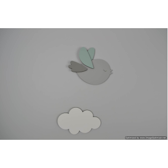Houten muursticker - Vliegend lichtgrijs vogeltje met wolkje (L)