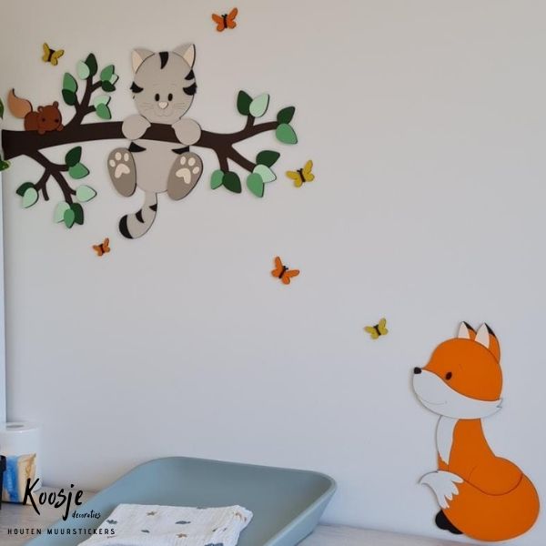 Houten-muurdecoratie-babykamer-tak-poes-eekhoorn