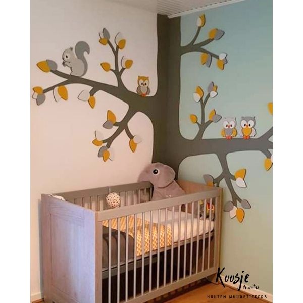 Houten-muurdecoratie-babykamer-boom
