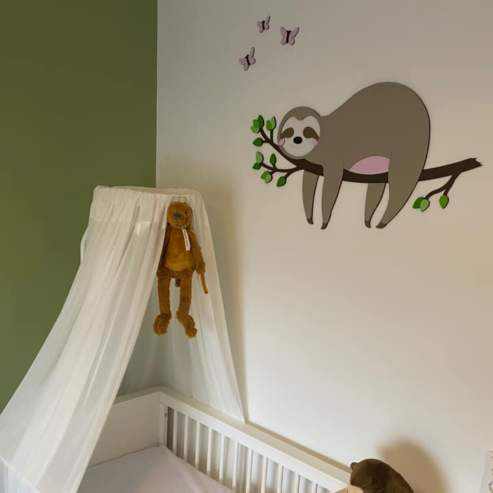 Houten muursticker babykamer-tak met slapende luiaard