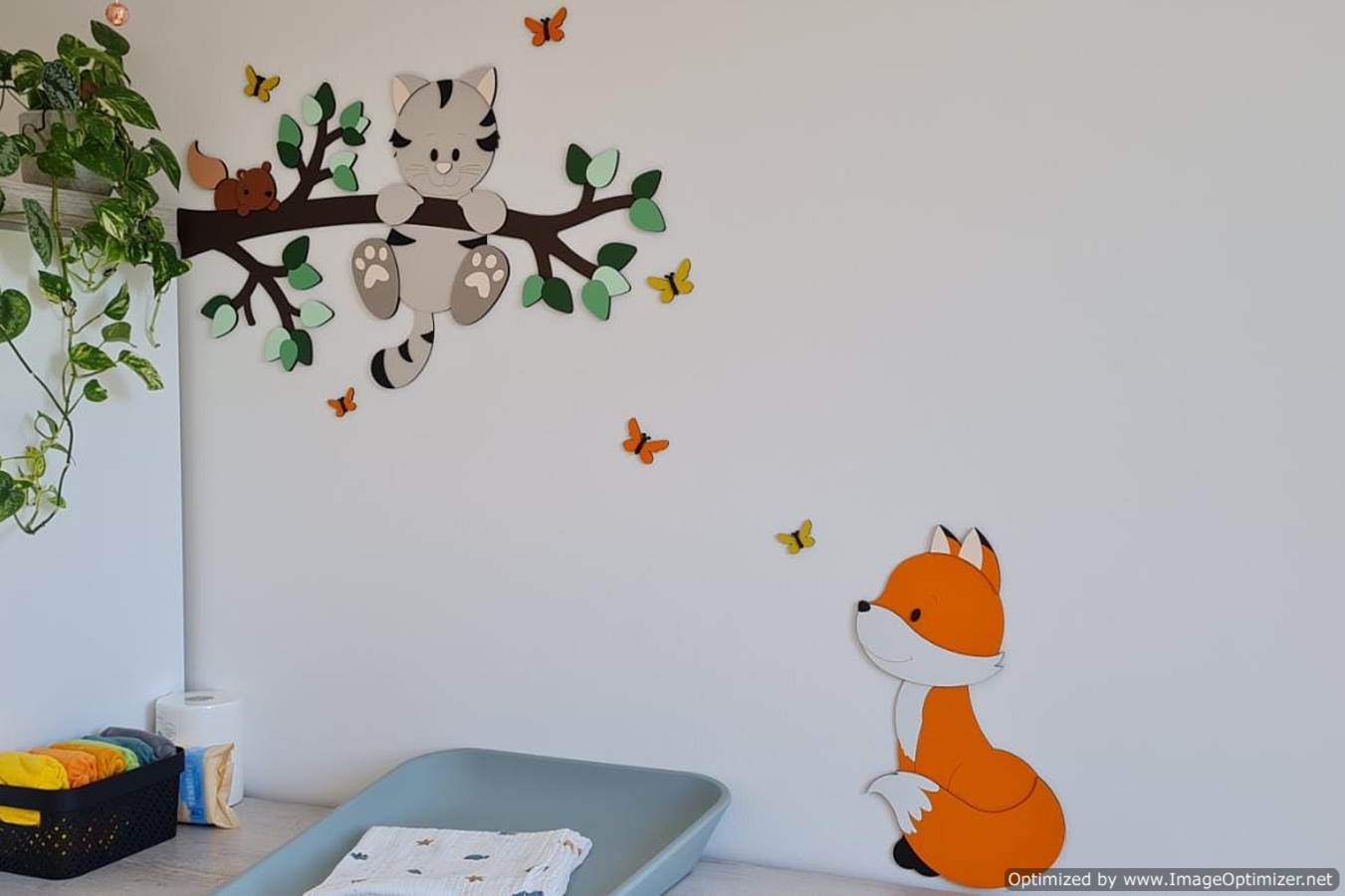 Houten muursticker babykamer - tak met hangend poesje, eekhoorn en vos